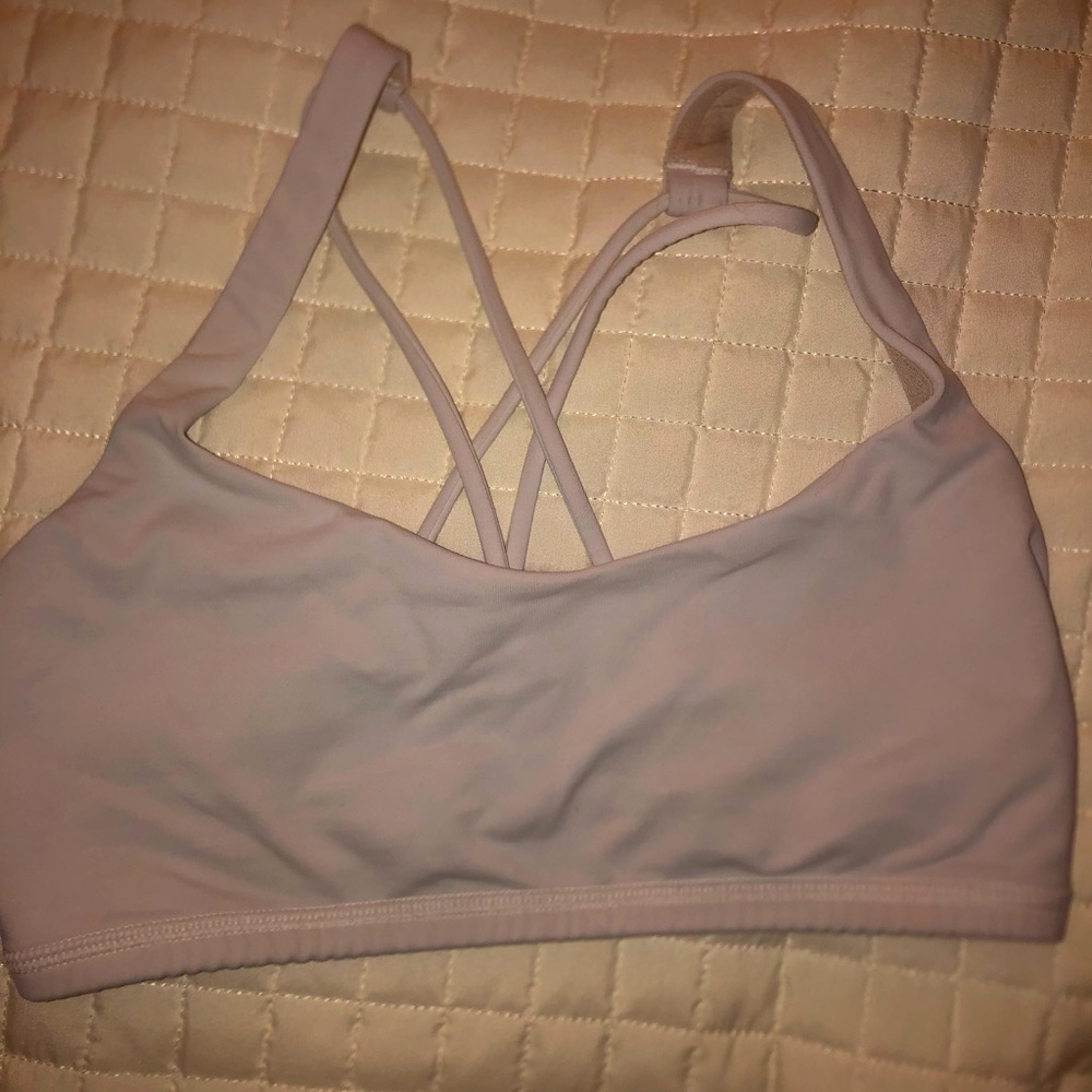 Lululemon very good condition sports bra. Smoke free.